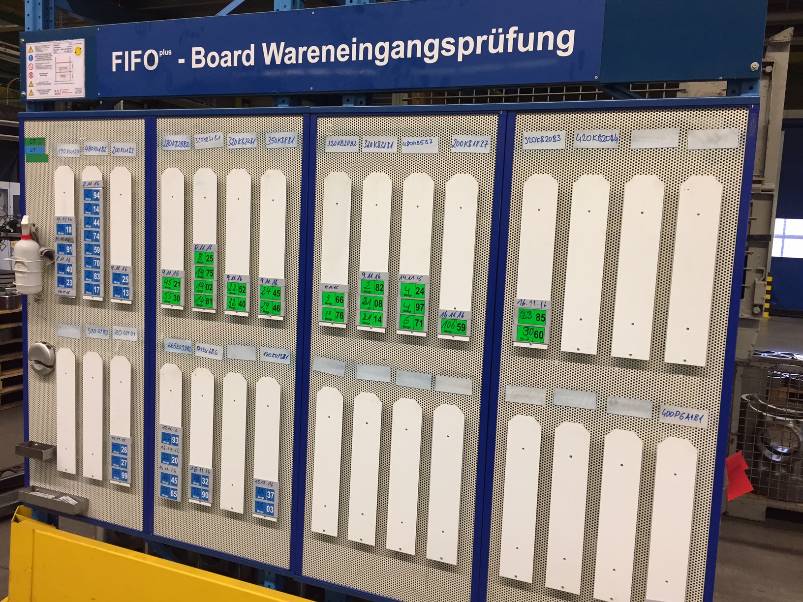 Eine kundenindividuelle Zusammenstellung von Rutschen und diversen FIFO-Elementen.